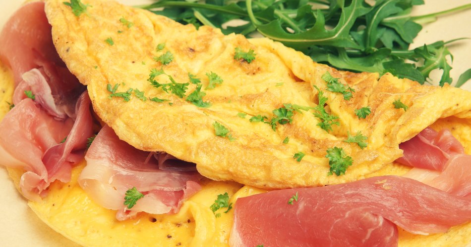 Omelette with ham, cheese and rocket