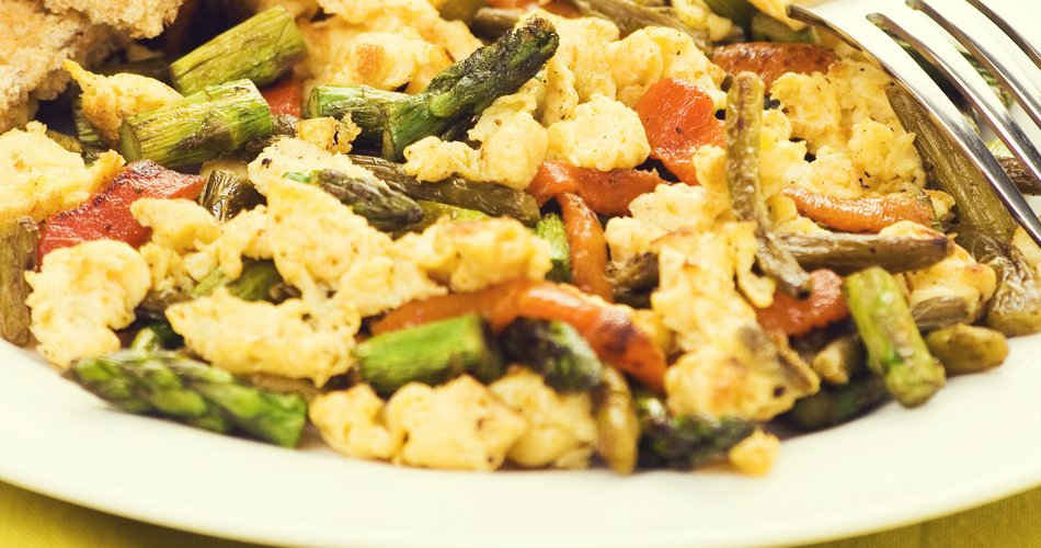 Scrambled eggs with asparagus, cheese and peppers